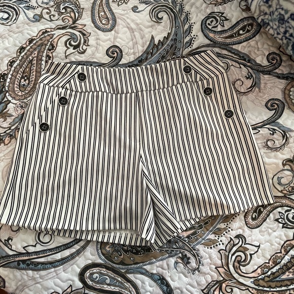 Pretty pin stripe shorts NWT Size M - Picture 6 of 7
